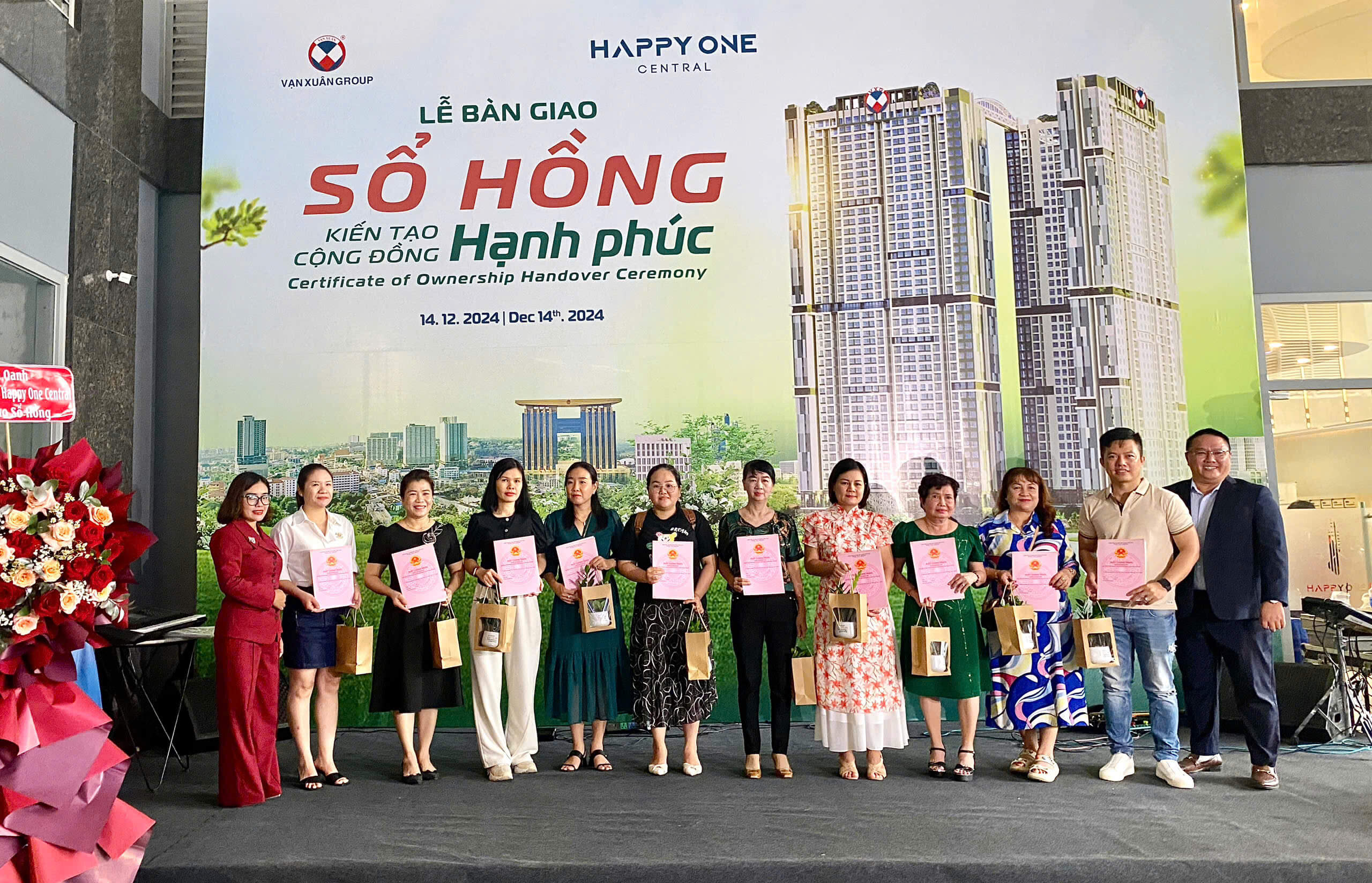 Lễ bàn giao dự giấy chứng nhận happy one central